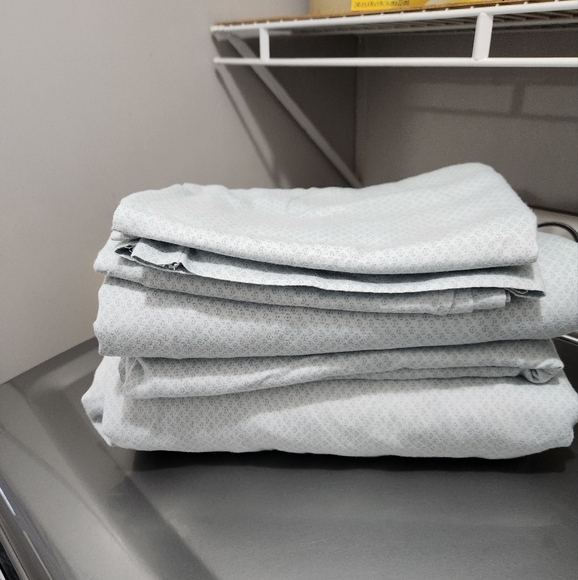 Queen Size Light Blue Sheet Set, Includes Flat, Fitted, and Two Pillowcases - Picture 2 of 6